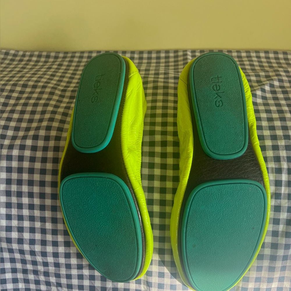Tieks patent ballet flats  neon yellow size 8 EUC - Picture 8 of 9